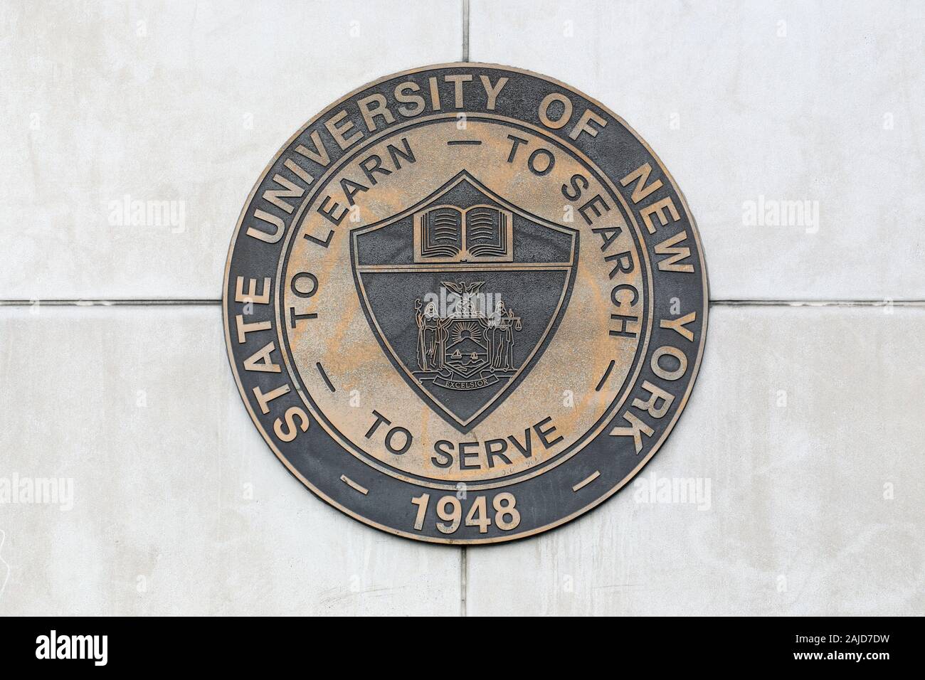 Das Logo der State University von New York, montiert auf einem strukturierten Zement Wände Stockfoto