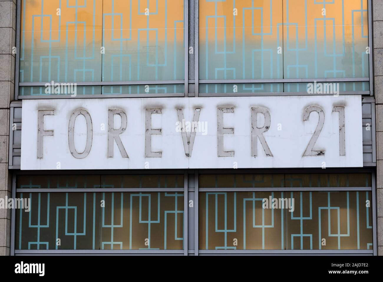 Die verblichenen Umrisse einer Für Immer 21 Logo, das aus einem verschlossen lagern in Union Square in Manhattan, New York, NY entfernt wurde Stockfoto