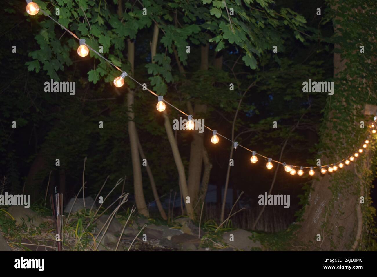 Eine Zeichenkette von Outdoor Patio Cafe leuchtet. Stockfoto