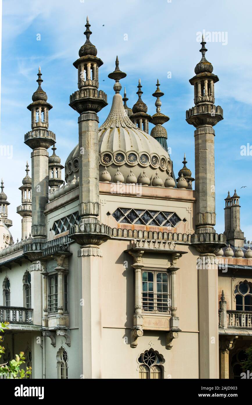 Royal Pavilion Im Brighton Palace. Zwiebelkuppel und Minarette in Schränken. Blick auf die westliche Außenarchitektur auf der Gartenseite. Copyspace. Sonnig. Stockfoto