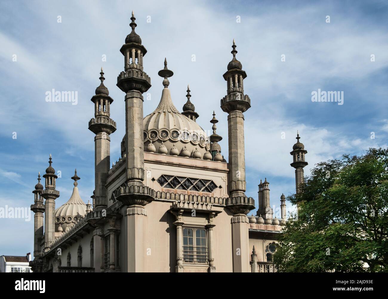 Royal Pavilion Im Brighton Palace. Bauchige Zwiebelkuppeln und Minarette. Blick auf die westliche Außenarchitektur auf der Gartenseite. Kopierbereich. Sonnig. Stockfoto