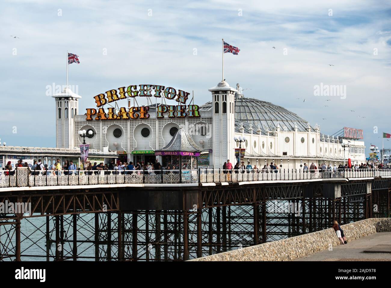 Überfüllter Brighton Palace Pier und Vergnügungspark an einem sonnigen Tag. Verwaltet und betrieben von der Eklektic-Bar-Gruppe. Kultige Touristenattraktion. Kopierbereich. Stockfoto
