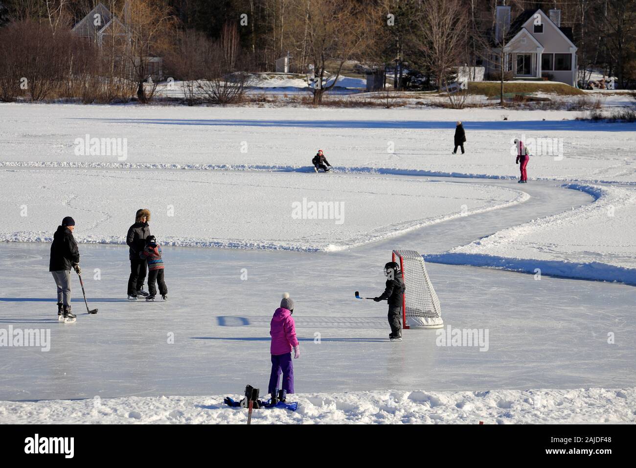 Anwohner spielen Eishockey auf einem gefrorenen See.Mont Orford National Park.Orford.Eastern Townships.Quebec.Kanada Stockfoto