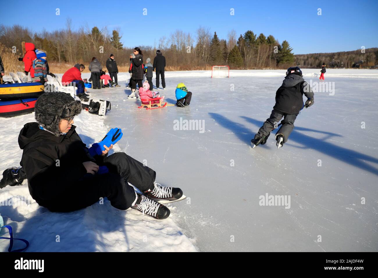 Anwohner spielen Eishockey auf einem gefrorenen See.Mont Orford National Park.Orford.Eastern Townships.Quebec.Kanada Stockfoto