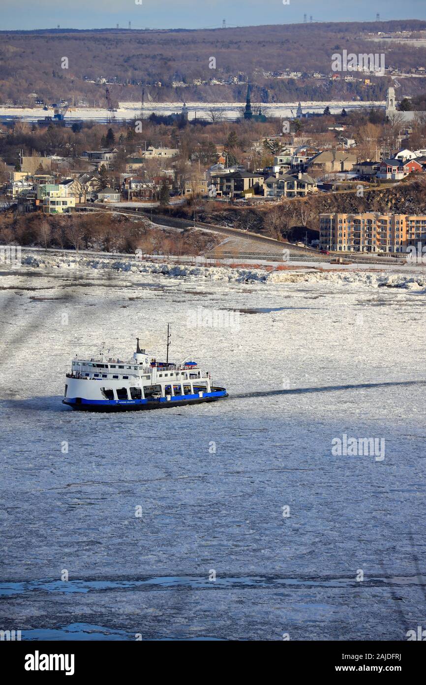 Der Blick auf eine Fähre über den Sankt-Lorenz-Strom zwischen alten Leivs und Quebec City in einem Wintertag. Quebec City. Quebec Kanada Stockfoto