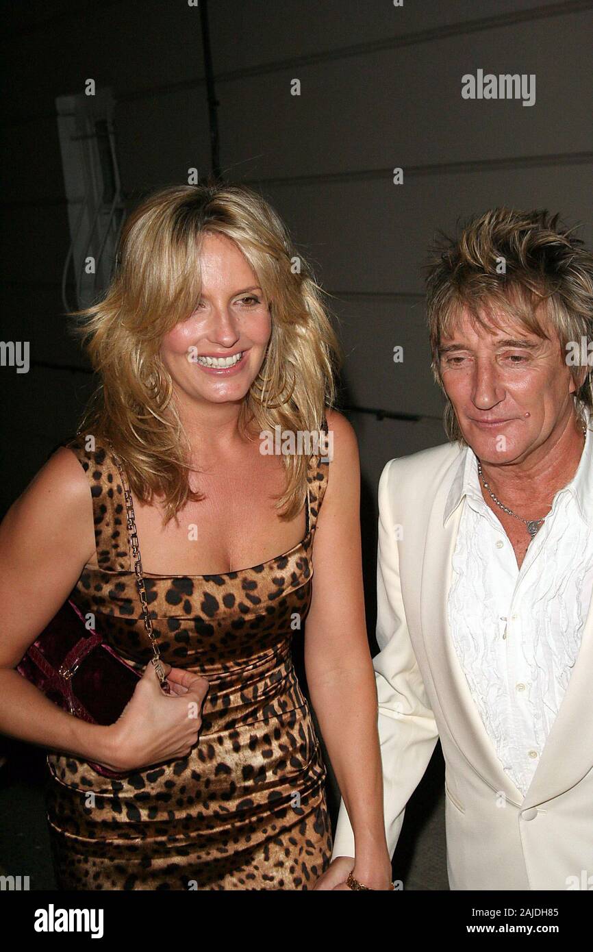 MIAMI, FL. 5. JANUAR 2005: Rocker Rod Stewart und seine Verlobte, ehemaliges Model Penny Lancaster Ankunft am Internationalen Flughafen von Miami aus Großbritannien mit Ihrem neugeborenen Baby, Alastair Wallace Stewart. Januar 08, 2006 in Miami, Florida. Menschen, Rod Stewart, Penny Lancaster Stockfoto