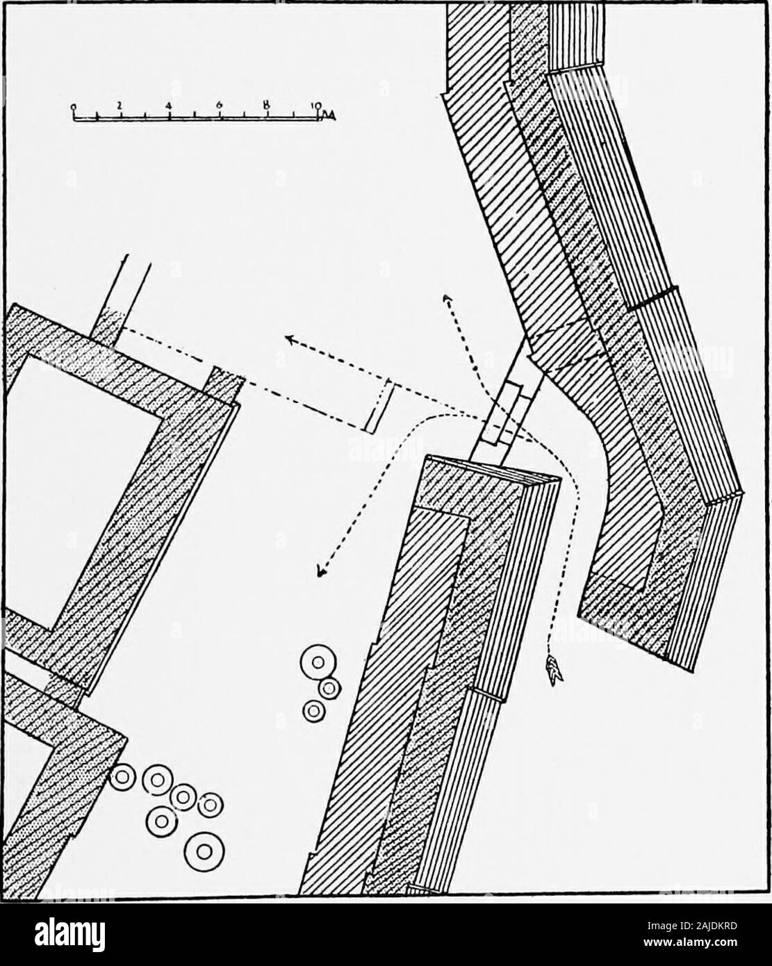 Ägäis archaeeology; eine Einführung in die archaeeology der prähistorischen Griechenland. Abb. 48.- Troy; Turm der Sechsten Stadt (Dorpfeld, Troja u. JHon, Abb. 49). Vertikal, und gekrönt mit einem Damm-Wand aus Ziegel, später durch Stein ersetzt. Die Kontur des 30-feethigh Wand, mit seiner doppelt gebrochenen Linie byDorpfeld verglichen, das an den Eiffelturm erinnert.^ Es war Stärke - ened von großen hohlen quadratische Türme, mit hölzernen Kreuz - fioors innerhalb (Abb. 48), und durch Bug - wie Bastionen, ofwhich der Nord-ost-Turm ist der feinste Muster. Die arrangementsof der gateswith theirnarrowpassagescommanded von zwei Mauern sind l Stockfoto