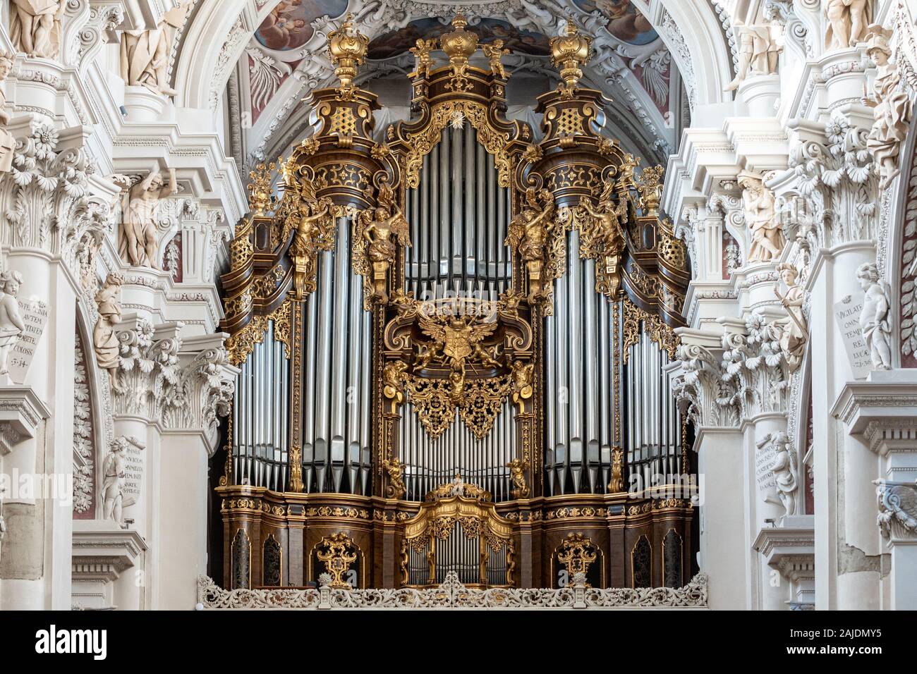 Passau, Deutschland. 11 Dez, 2019. Die Orgel in St. Stephen's Cathedral. Die Orgel der Kathedrale ist umfassend renoviert. Ein Mammutprojekt, dass rund fünf Jahre und kostet rund sechseinhalb Millionen Euro nehmen. Foto: Armin Weigel/dpa/Alamy leben Nachrichten Stockfoto