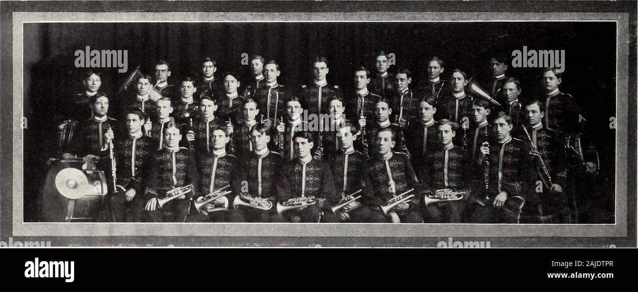 Purdue Ablagerungen. Die Purdue band P urd ue Band, 1904-1905 E. A. Gaston, Kapitän Brownie Smith, zweite Lüge 1111 uanl KORNETT KLARINETTEN POSAUNEN F. F. Mason, 08 S. S. Emrick, 08! •. F. Rlackburn. 06 M. B. Bogarte, 08 S. F. Roberts, 08 C. W. Rost. 08 A.W. Conner, 07 N. F. Arbuckle, 06 R. M. Robinson. 08 S. L. Clark, 08 F. FF Fipinsky, 08 R.1. Smith. 06 FI. L. in Thompson, 07 G. C. Keck, 07 J. F. Pidgeon. 06 R. R. Lukens, 08 E.E. Schultz, 08 Il. A. in der lM-enc! Ich. 06 O. L. Arbuckle, 06 E. V. Cook, 06 S. E. Parker, 08 J., wenn Carninc, 08 S. E. Hoop, 05 BAhlTOXr. S ALTOS D. Batman, 08! •,! Mwnic Smith. 0. ^E. Stockfoto