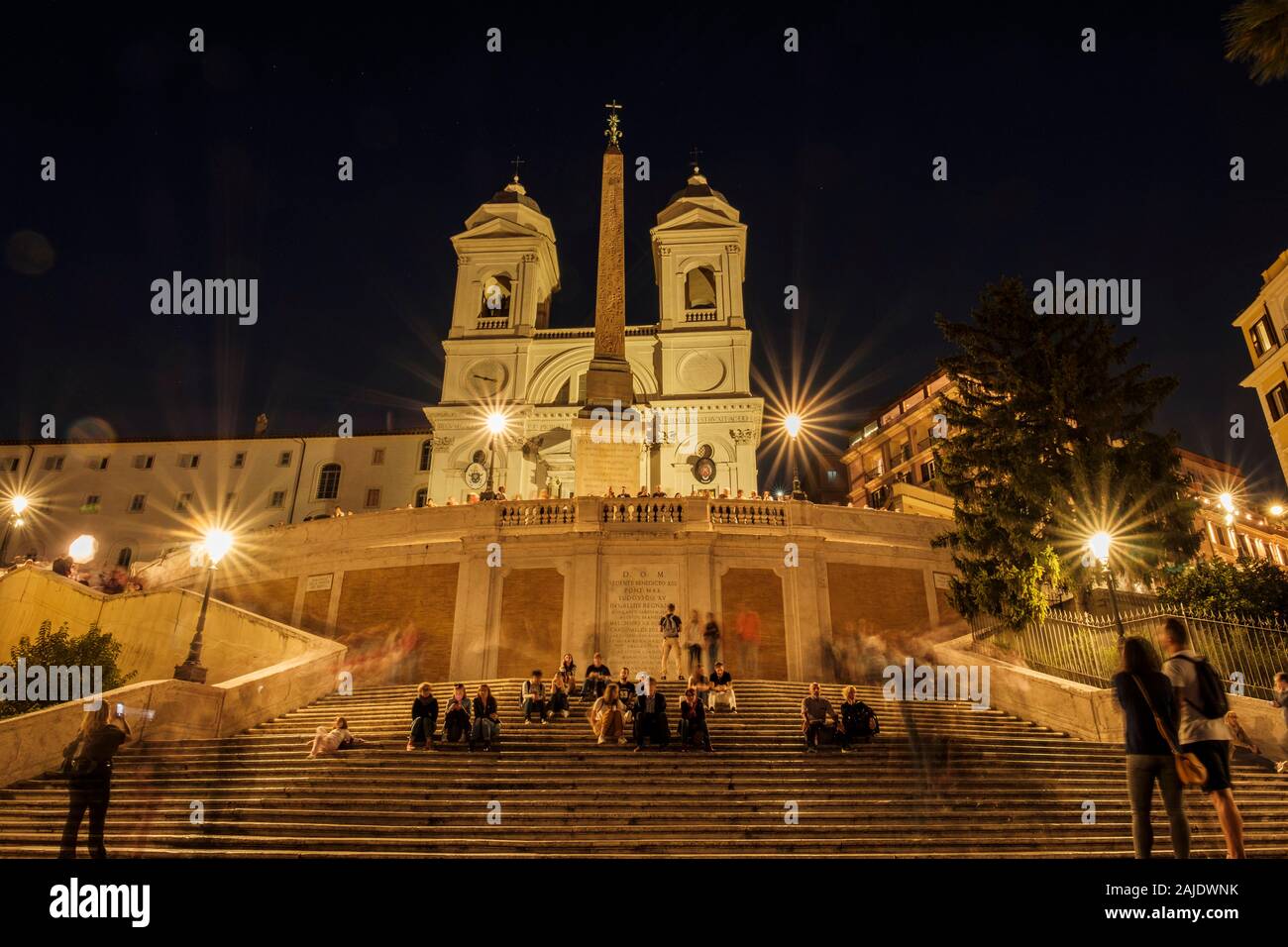 Touristen an der Spanischen Treppe Terrasse in der Nacht, Touristen und Trinita dei Monti Kirche, Rom, Italien Stockfoto