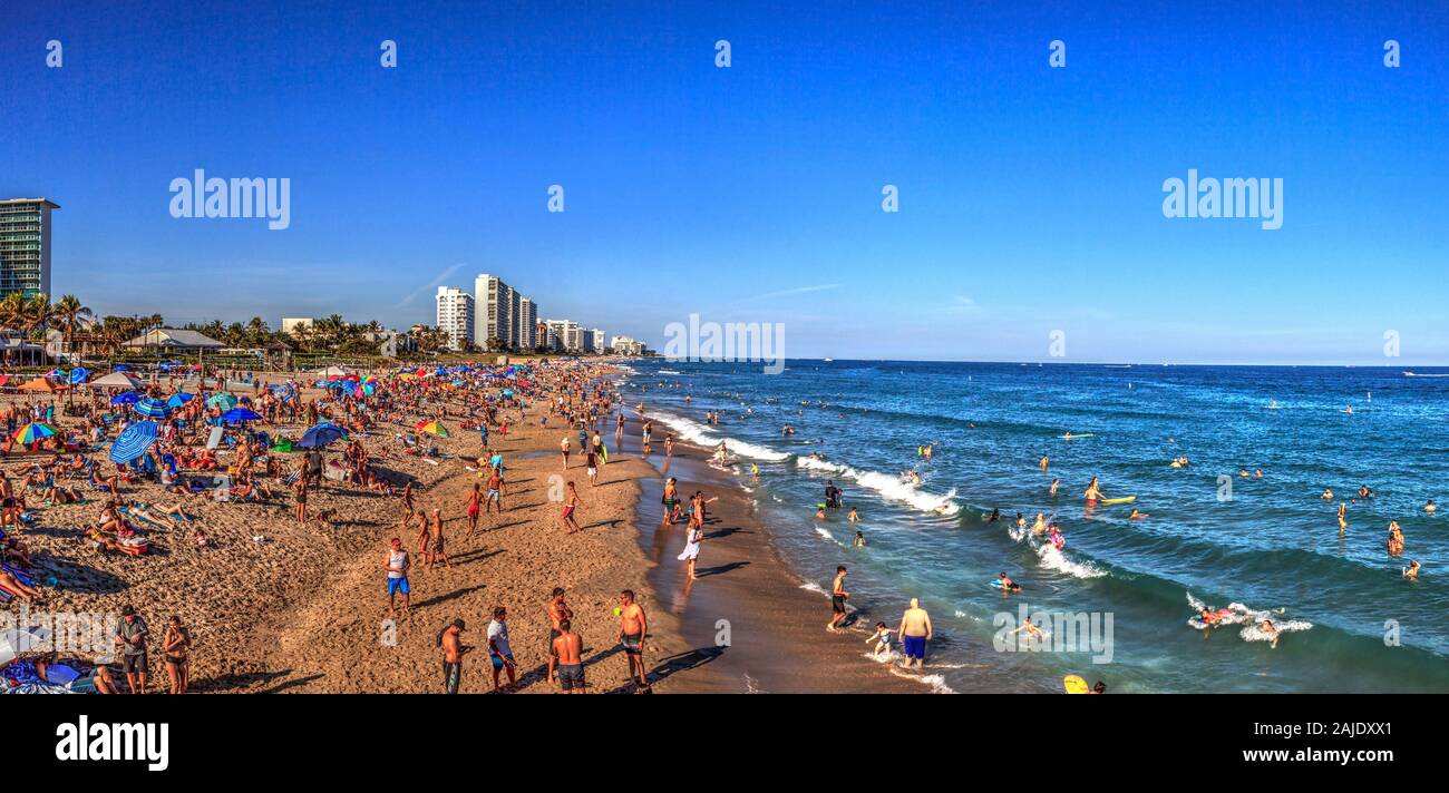 Voll Sand von Deerfield Beach in der Nähe der Pier mit nicht erkennbare Gesichter in Deerfield, Florida Stockfoto
