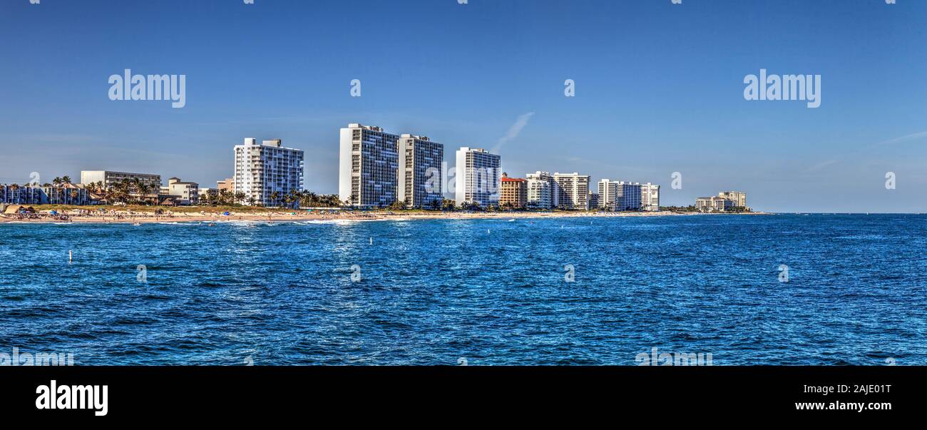 Skyline von überfüllten Sandstrand von Deerfield Beach in der Nähe der Pier mit nicht erkennbare Gesichter in Deerfield, Florida Stockfoto