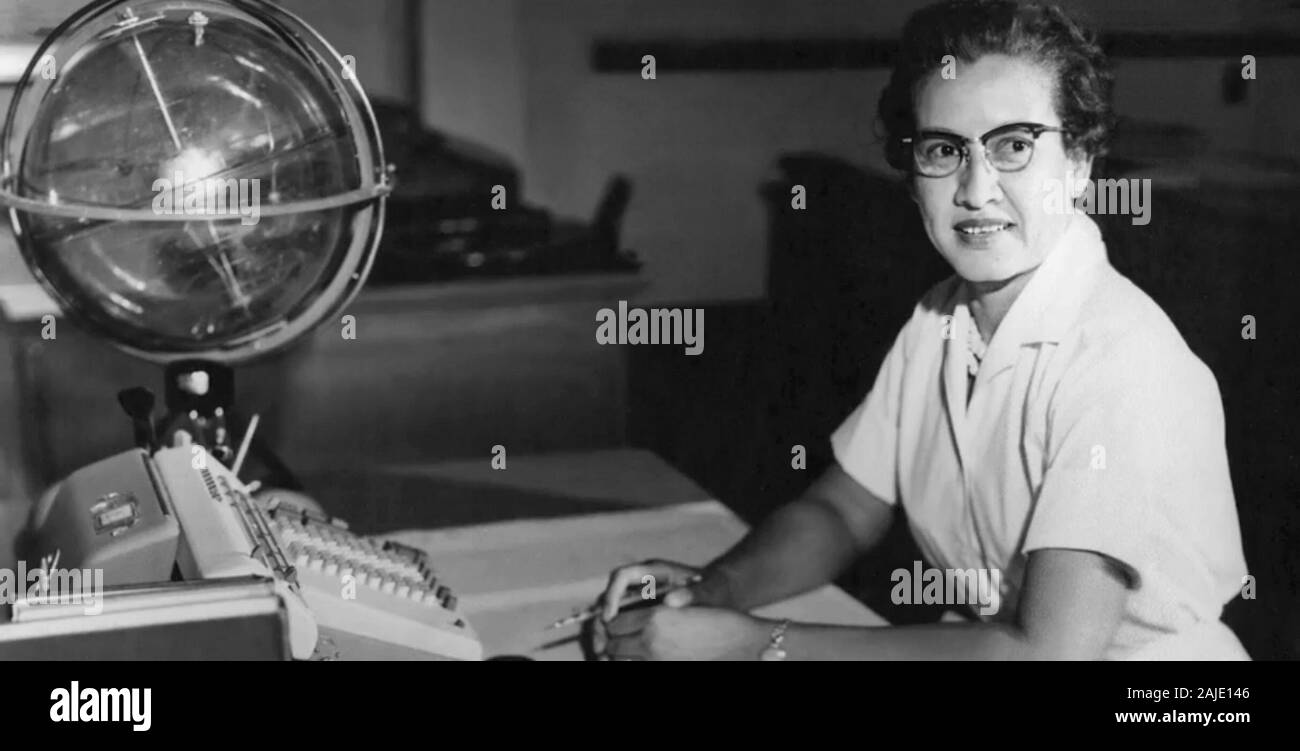 Katherine Johnson, NASA Forschung Mathematiker, an ihrem Schreibtisch bei der NASA Langley Research Center mit einer Kugel, oder "himmlischen Training Device", 1962. Stockfoto