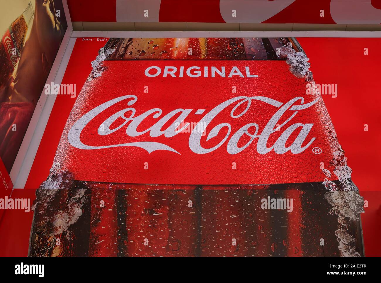 Bangkok, Thailand - 3. Januar 2020: Closeup große original coca cola Schild Installation an der Wand von Lido anschließen, ein Einkaufszentrum in Siam Square Stockfoto