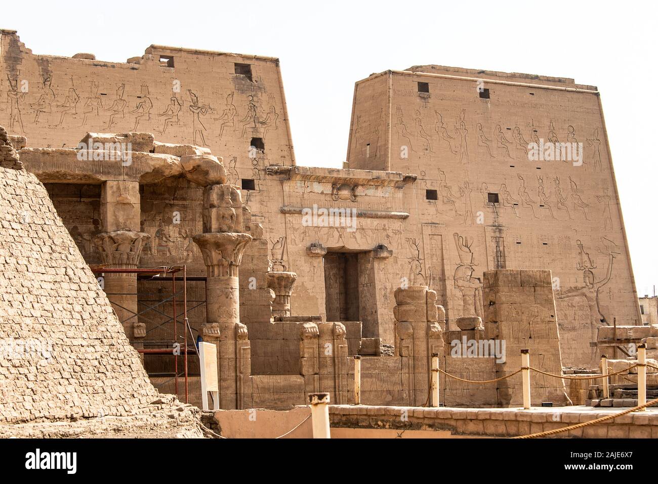 Antike Agyptische Architektur Ruinen Hieroglyphen Und Spalten Der Tempel Des Horus Von Edfu Agypten Stockfotografie Alamy