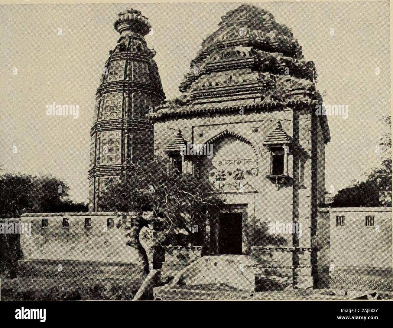 Geschichte der Kunst. GwALiOR (15. Jahrhundert). Das Palace. die Unbeweglichkeit der Kontemplation, muss er thereforedescend unresistingly in das Chaos der Elemente. Die Rücknahme der indischen Seele von preoccupa mit Moral, seine pantheistische Verwirrung und dis-Bestellung, und schneiden Sie es fast ständig aus dem greatabstract Konstruktionen, die den aspirationof der alten Völker des Abendlandes prägen. In Indien, theeye nicht Dinge in ihrem Ensemble ergreifen, bis es in allen Einzelheiten Hastaken. In Ägypten, in der Wüste, thehorizon, und die gerade Linie des Flusses, wie in Greecethe wicklung Buchten, Stockfoto