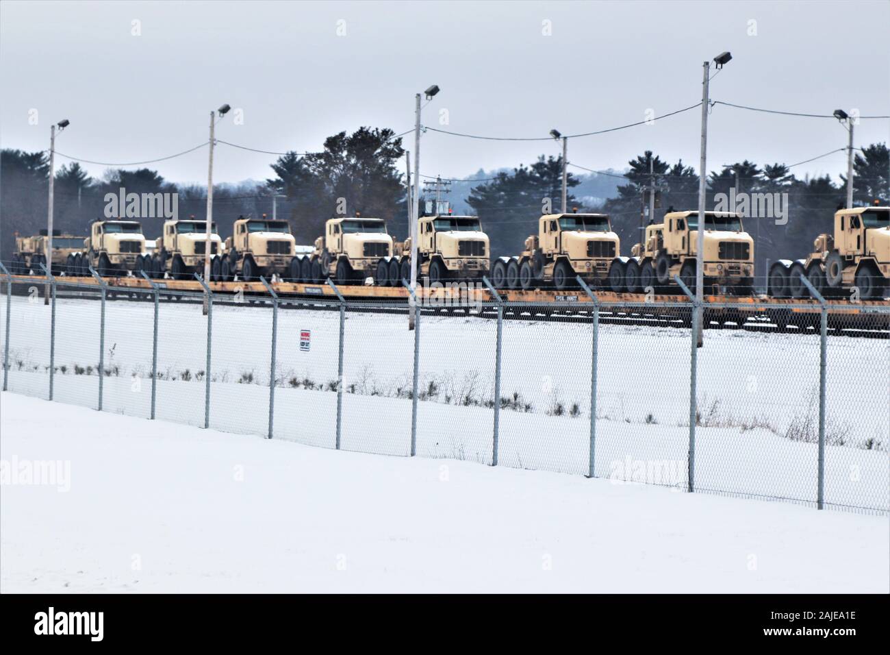 Militärische Fahrzeuge und Ausrüstungsgegenstände von der 1158th Transportation Company der Wisconsin National Guard sind auf triebwagen Dez. 17, 2019, am Fort McCoy, Wis. Die Ausstattung war für die National Training Center in Fort Irwin verschifft werden, Calif Rampe verladen und die damit verbundenen Arbeiten wurde von der 1158th Soldaten und Mitarbeiter mit der Festung McCoy Logistics Readiness Center der Geschäftsbereich Transportation fertig geladen. Insgesamt 18 Triebwagen wurden mit 25 Stücke von Fahrzeugen/Geräten Gewichtung etwa 594 kurze Tonnen geladen. (U.S. Armee Foto von Scott T. Sturkol, Public Affairs Office, Fort McCoy, Wis.) Stockfoto