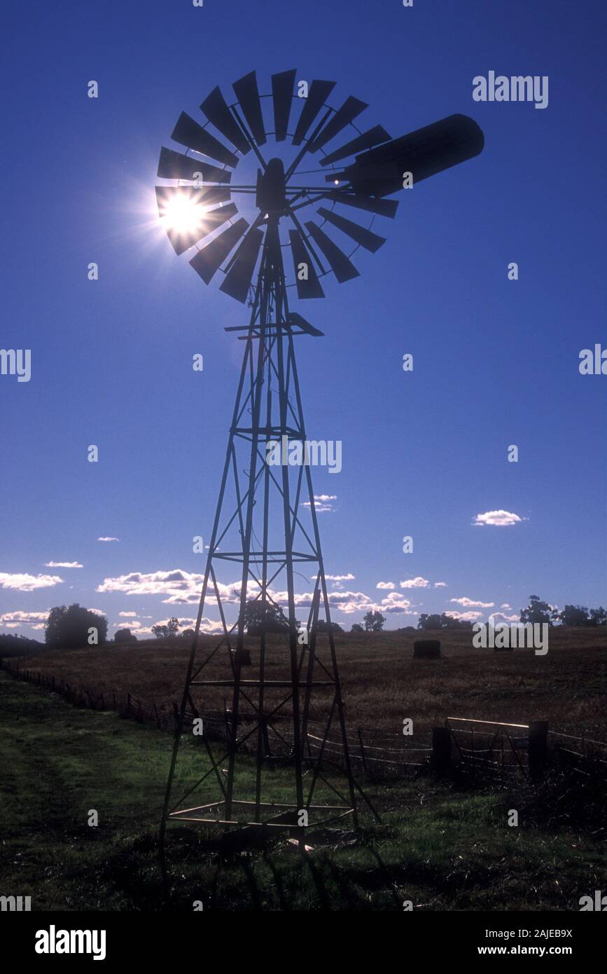 WINDMÜHLE (WINDMOTOR) AUF DEM ANWESEN AUF DEM BAUERNHOF IM LÄNDLICHEN NEW SOUTH WALES, AUSTRALIEN. Stockfoto