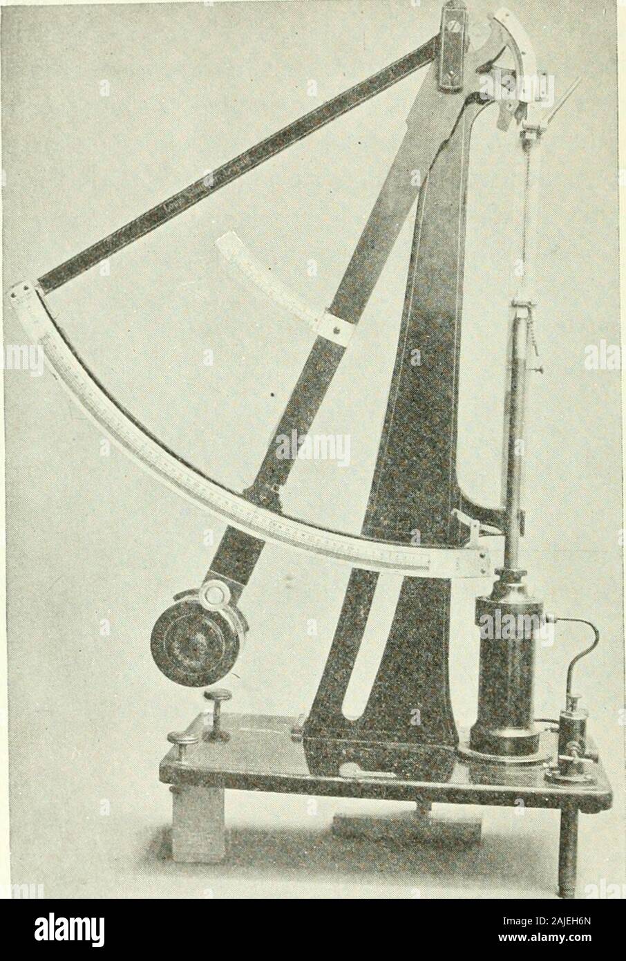 Chemie der Zellstoff- und Papierherstellung. y H in.) breit und 180 mm lang (ca. 7 t ins.), wird gespannt an Stelleauf jeder Ende, und die Klemmen auseinander, bis der Streifen isbroken. Ein geeignetes Gerät zeigt die ziehen in Kilogramm (ca. 2,2 lbs) erforderlich, um die Streifen zu brechen. Es empfahl darin, dass die Last in kg/15 mm breite Streifen, beconverted in Pfund pro Zoll Breite, die mit dem followingformula: (3,73) X (Zugfestigkeit in kg. je 15 mm Breite) = Zugfestigkeit in kg pro i in. Breite. Eine Zugfestigkeit Faktor kann anhand der folgenden Formel bestimmt werden:/Zugfestigkeit in l Stockfoto