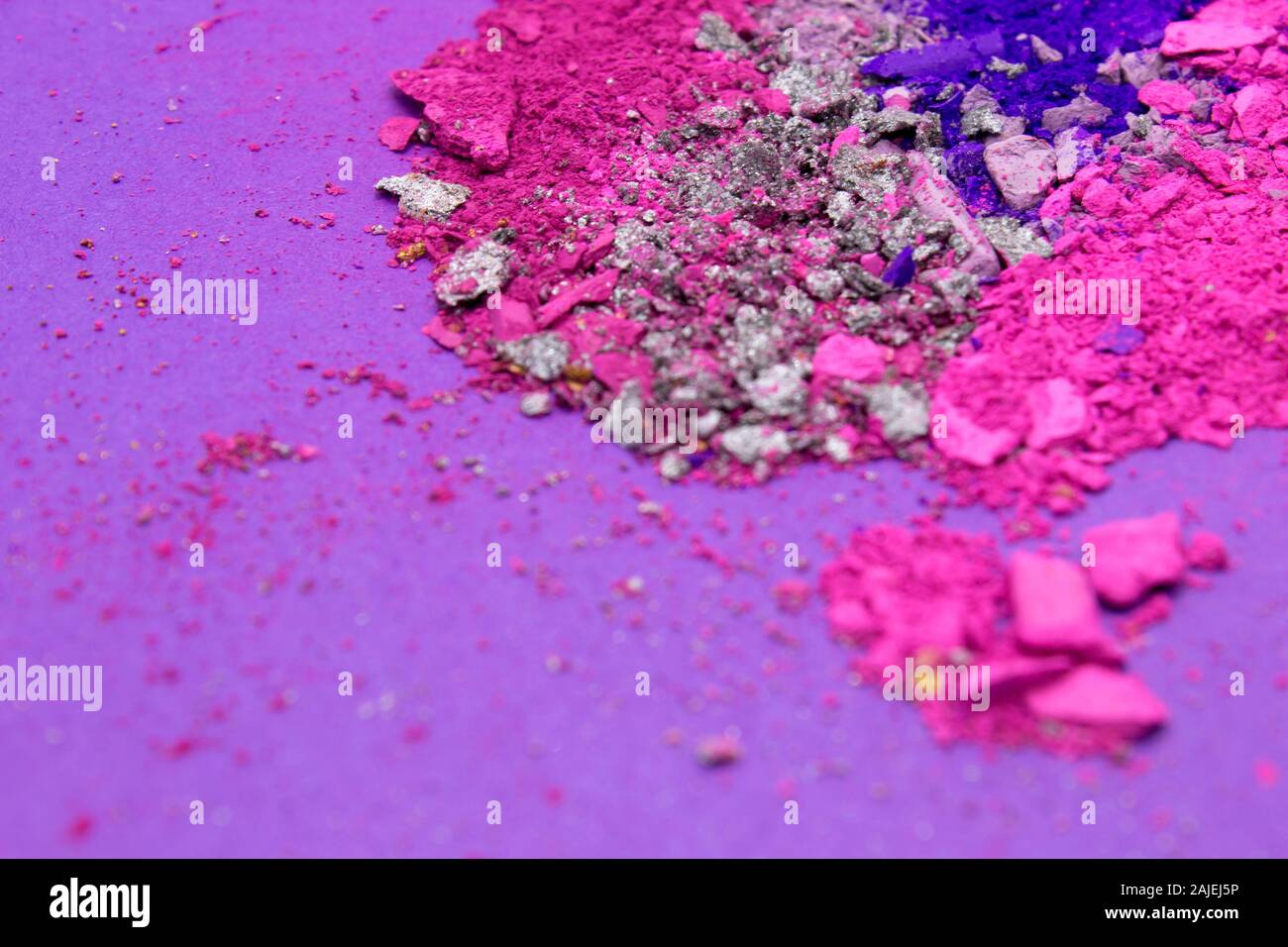 Dies Ist Ein Foto Von Rosa Lila Blau Und Silber Pulver Lidschatten Auf Einem Violetten Hintergrund Isoliert Stockfotografie Alamy