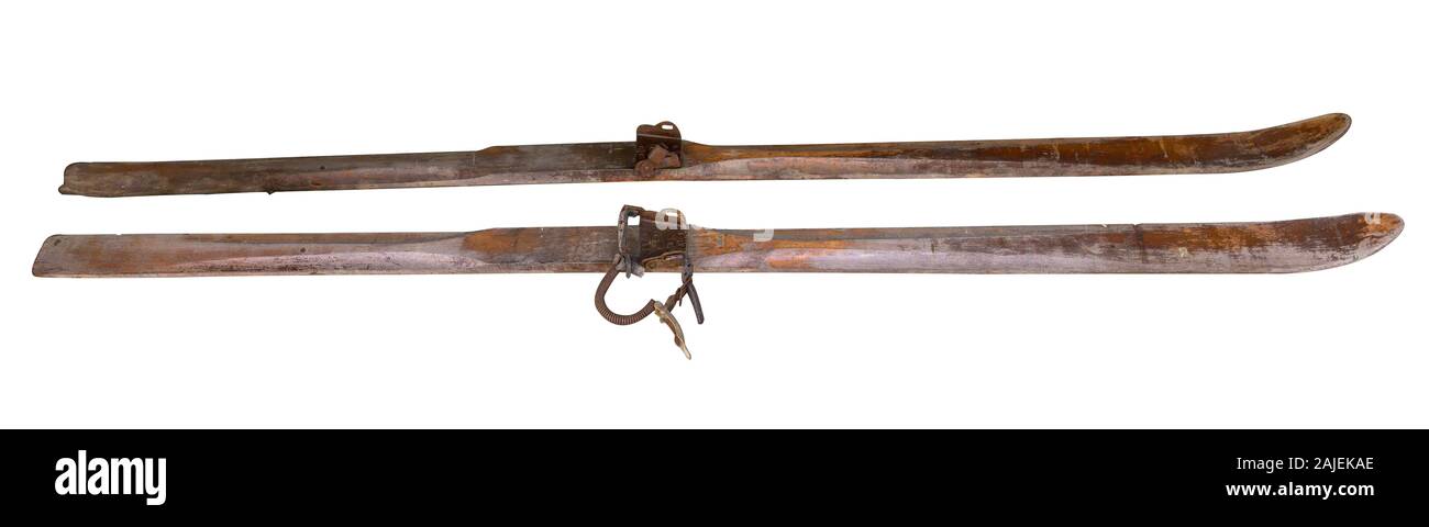 Ein paar altmodische Holz- Ski, auf weißem Hintergrund Stockfoto