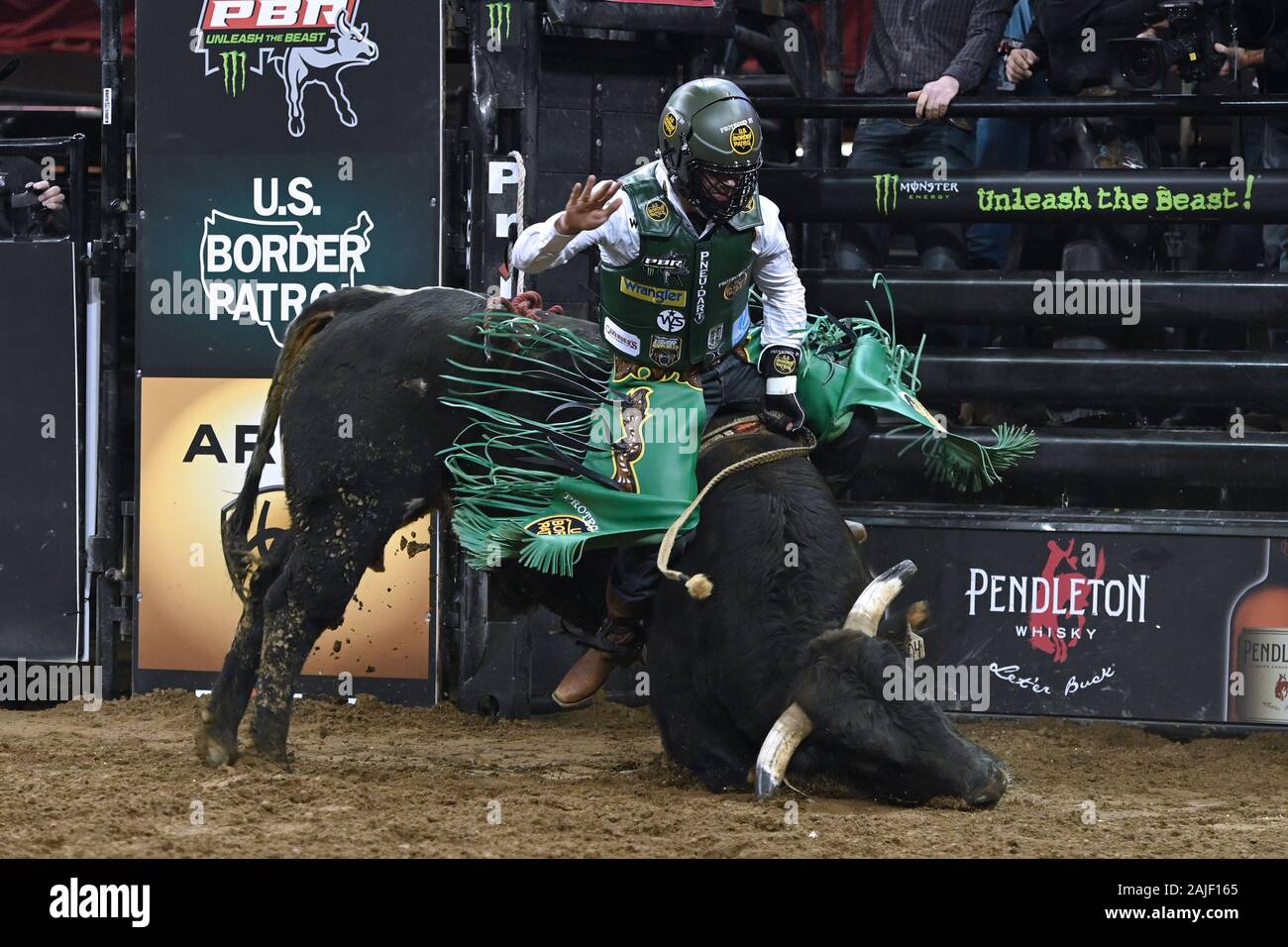 Madison Square Garden, New York, USA. 3. Jan 2020. Professional Bull rider Daylone Swearingen Fahrten "Tulsa Time" während der ersten Runde der "PBR Unleash The Beast Monster Energy Buckoff" im Madison Square Garden in New York, NY, 3. Januar 2020. (Foto von Anthony Behar/Sipa USA) Credit: Sipa USA/Alamy leben Nachrichten Stockfoto