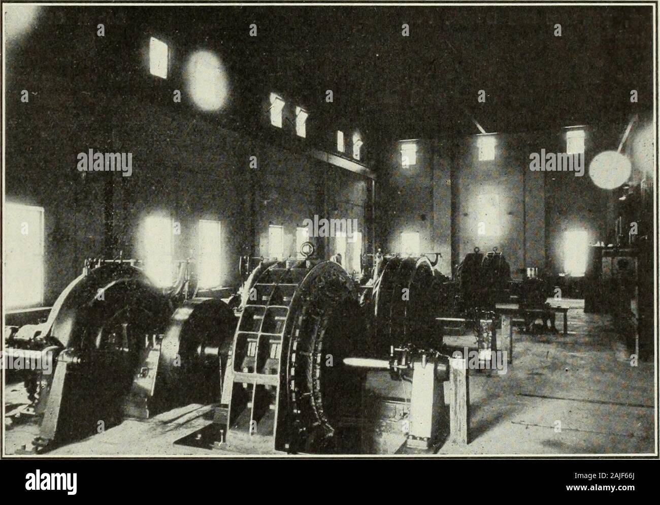 Kanadische Ingenieur. und Import- ance, bis Sie jetzt belegt den dritten Platz unter den Silber-produzierenden Gemeinschaften der Welt, der Ausgang beingexceeded nur von Mexiko und den Vereinigten Staaten. Währenddes Jahr igii wurde der Ausgang ca. 33.000.000 Unzen und die Produktion für 1912 wahrscheinlich über identisch sein. Das Camp umfasst eine Fläche von approximatelyseven Quadratmeilen, in der es 30 shippingmines, neben mehreren Nicht-Verlader, und vierzehn con<: En-Desktop-administratoren. Die Ausführung von Bergbaumaschinen für vergleichsweise smallplants, wie die meisten von denen in Kobalt waren, nicht seine readilylend Stockfoto