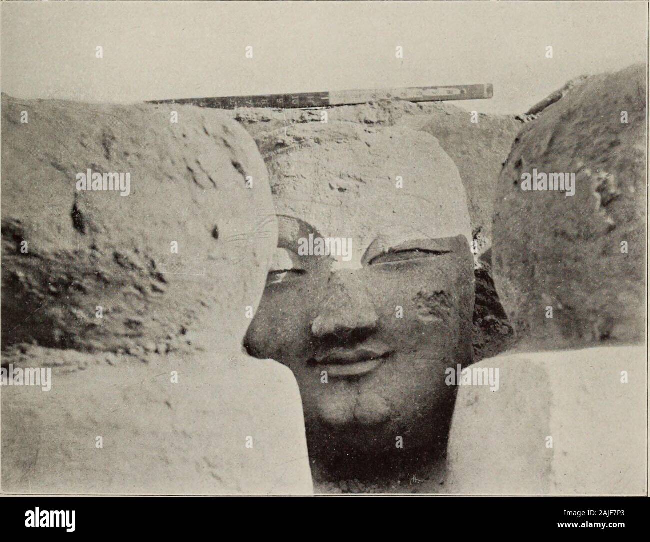 Ruinen der Wüste Cathay: persönliche Erzählung von Erkundungen in Zentralasien und westernmost China. Ich 40. Bleibt der KOLOSSALE ZAHLEN DER SITZENDEN BUDDHAS IM NORDOSTEN PASSAGEOF RUINIERT SCHREIN M. II., MIRAN SITE.. 141. Stuck LEITER DER kolossalen Buddha Figur, als entdeckt zwischen STATUEBASES DES ZERSTÖRTEN HEILIGTUM M.11., MIRAN WEBSITE. CH. XL-Köpfe von kolossalen Buddhas 455 von der Klassischen Modelle. Sogar die welligen Kanten der Festoon - wie Zöpfe hängen von den Armen withexactness reproduziert wurden. Es war unmöglich, daran zu zweifeln, dass die Konstruktion dieses zerstörten Tempel datiert zurück auf einen Zeitraum longanterior auf die Stockfoto