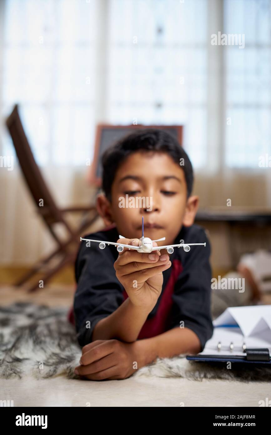 Asiatische Schüler spielen mit Spielzeug Flugzeug Stockfoto