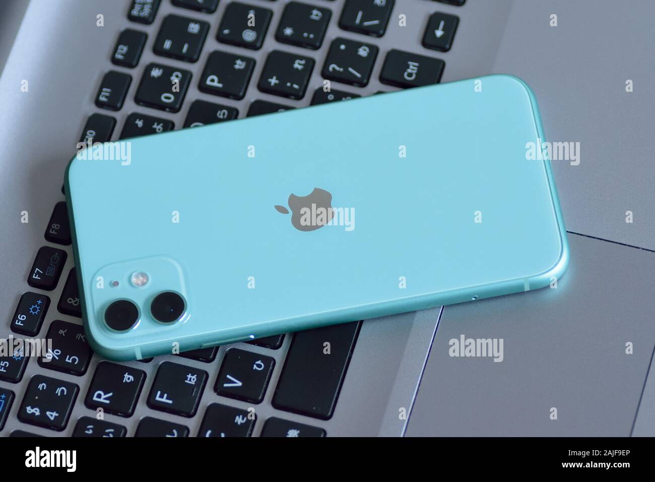 Mint Green iPhone 11 in horizontaler Rahmen mit Dual Kamera, der im Herbst 2019 veröffentlicht. iPhone 11 schnell am schnellsten wurde Verkauf von Smartphone 2019 Stockfoto