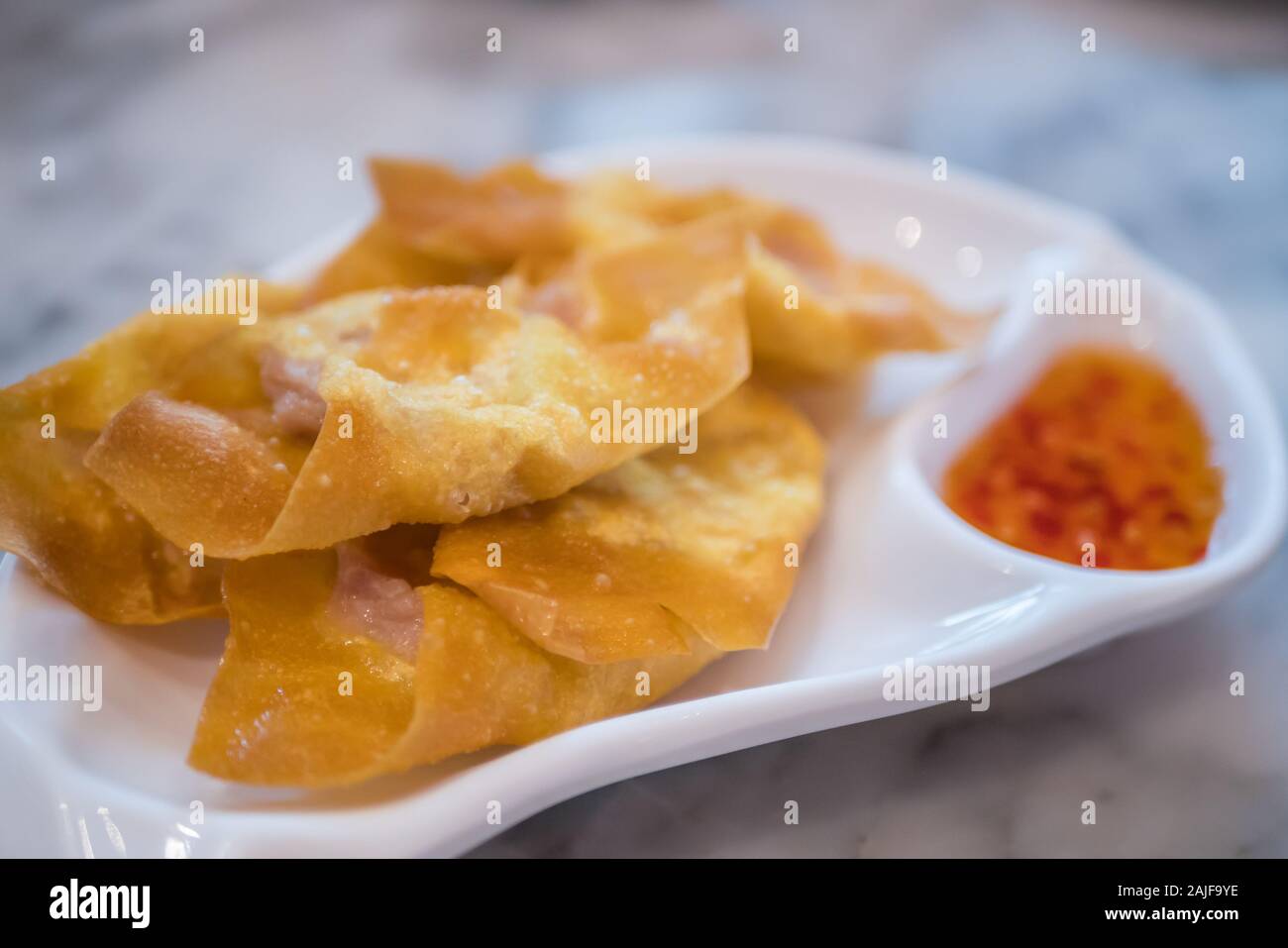 Nahaufnahme der frittiertes Schweinefleisch Knödel mit Soße. Stockfoto