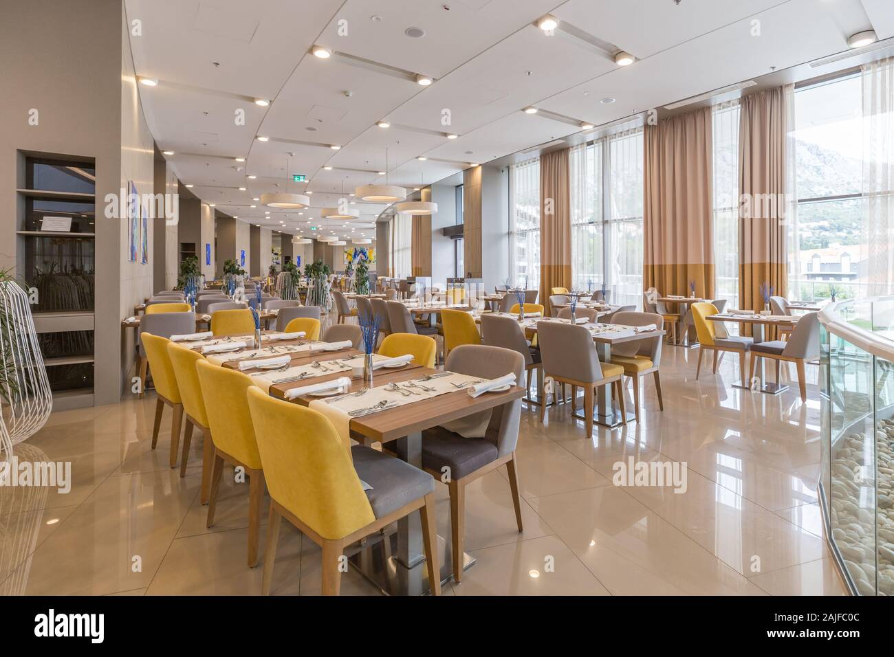 Interieur eines hochmodernen Luxushotelrestaurants Stockfoto