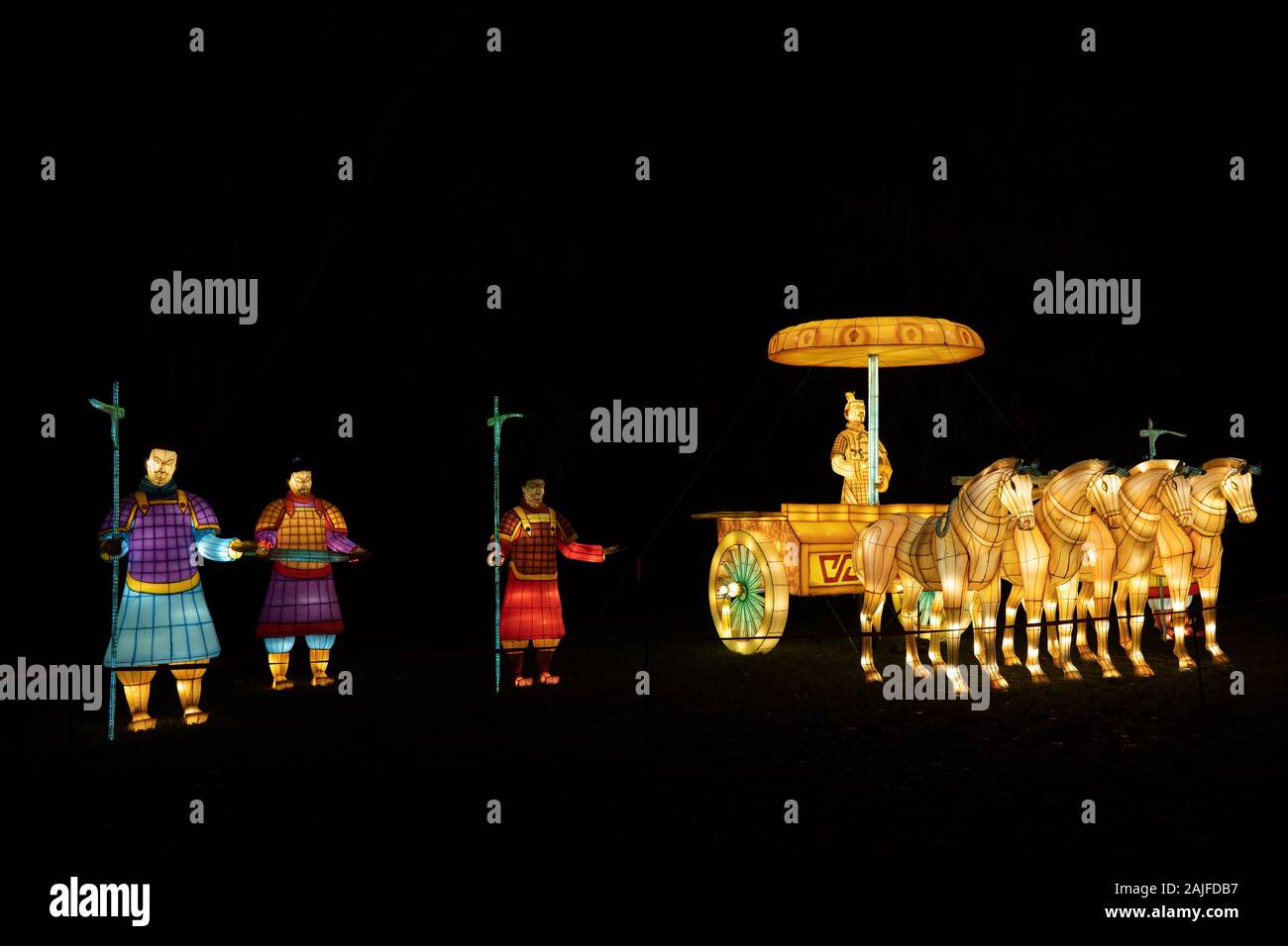 Warschau, Polen - Dezember 16, 2019: Kaiser in Wagen, Pferde und Krieger, alte Armee bei chinesischen Licht Festival, traditionelle chinesische Kultur exhib Stockfoto