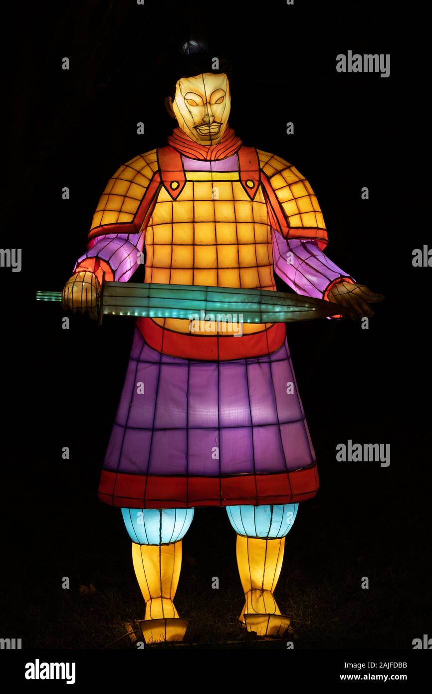 Warschau, Polen - Dezember 16, 2019: Alte Krieger mit Schwert an chinesischen Licht Festival, traditionelle chinesische Kultur Ausstellung in der Nacht im Fort. Stockfoto