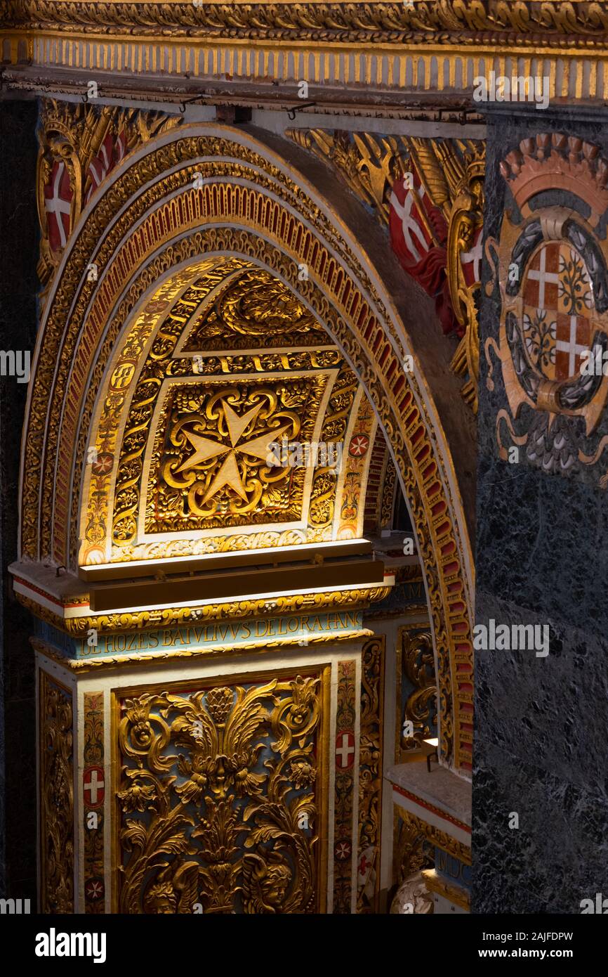 St. Johns Co-Cathedral Interieur in Valletta, Malta, vergoldeten Bogen mit Malteserkreuz in der Kathedrale von St. Johannes im 16. Jahrhundert erbaut. Stockfoto