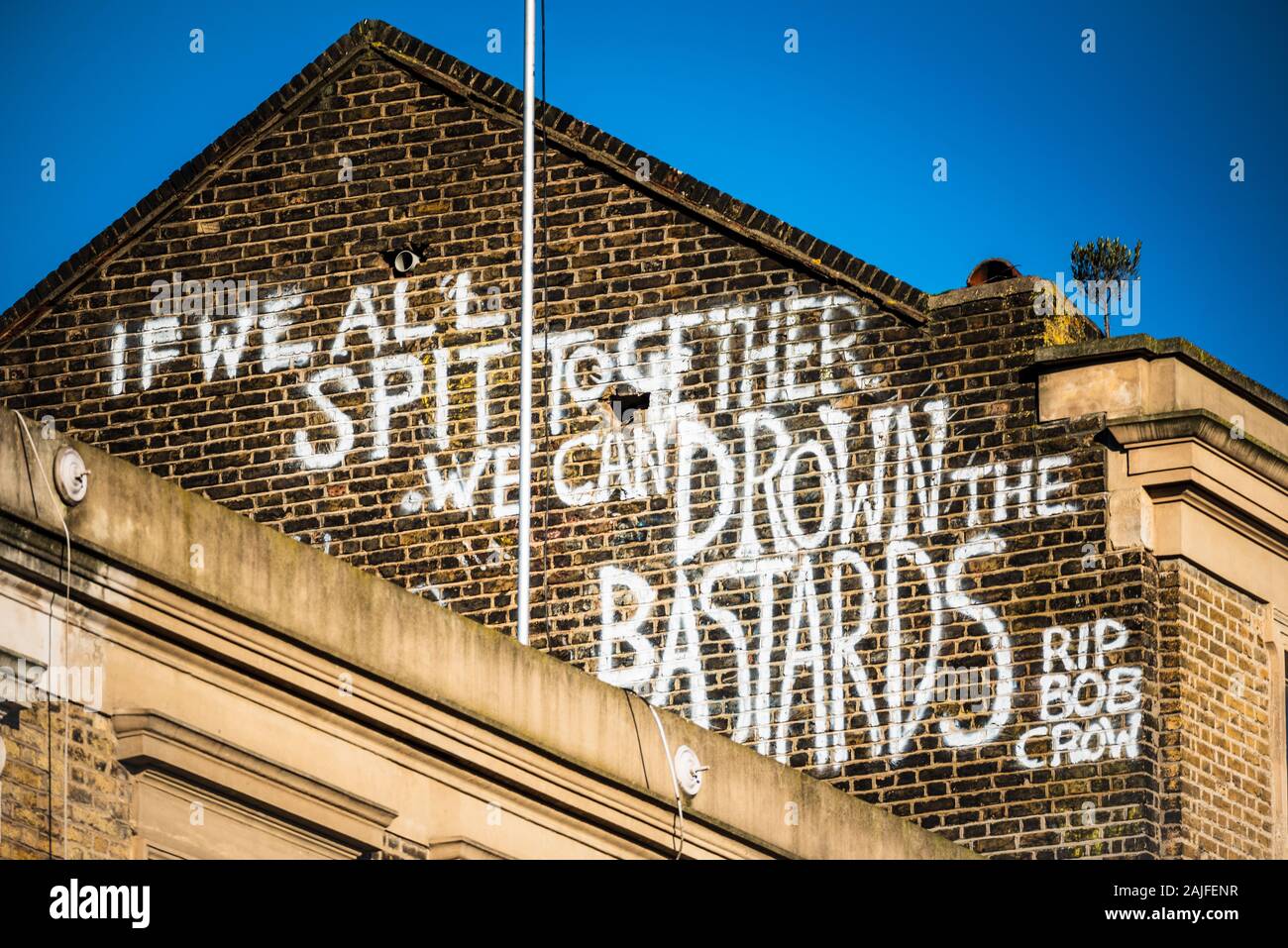 Bob Crow Tribute Quote auf der Bethnal Green Road East London. "Wenn wir alle zusammen spucken, können wir die Bastarde ertränken", RIP Bob Crow Stockfoto