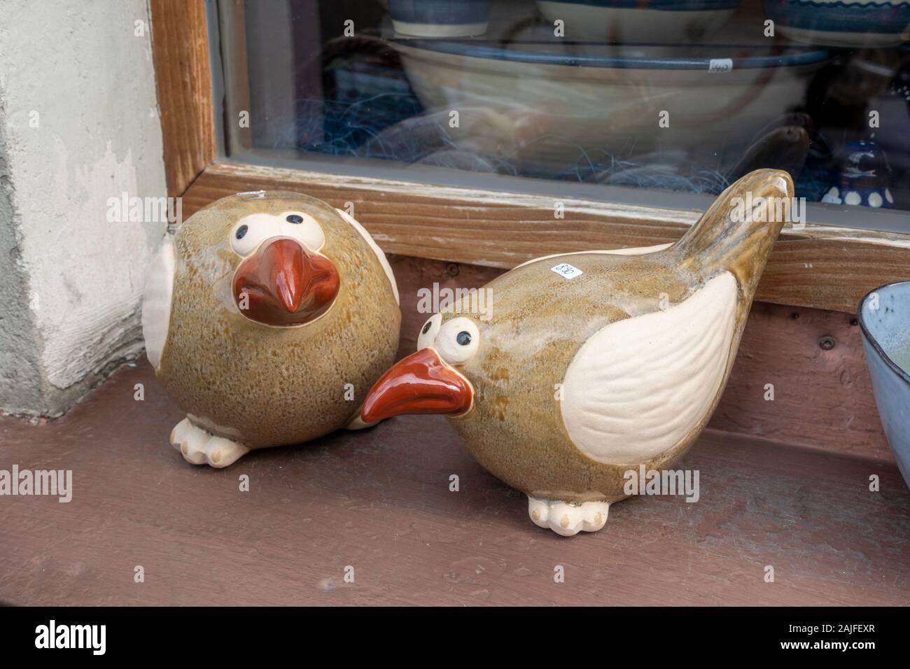Vogelpaar aus Porzellan auf einer Fensterbank in Bamberg, Oberfranken, Deutschland. Stockfoto