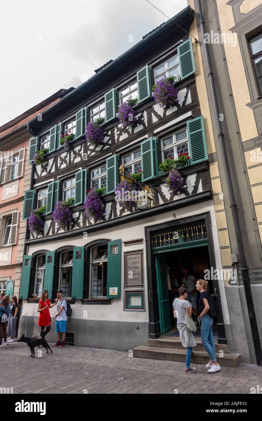 Schlenkerla, die historische Rauchbierbrauerei in der Dominikanerstraße Bamberg, Oberfranken, Deutschland. Stockfoto