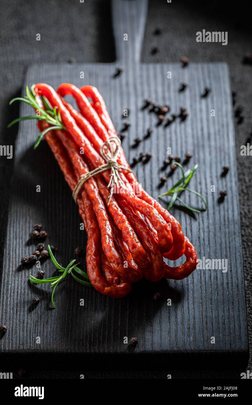 Dünne kabanos aus Schweinefleisch und Rosmarin Stockfoto