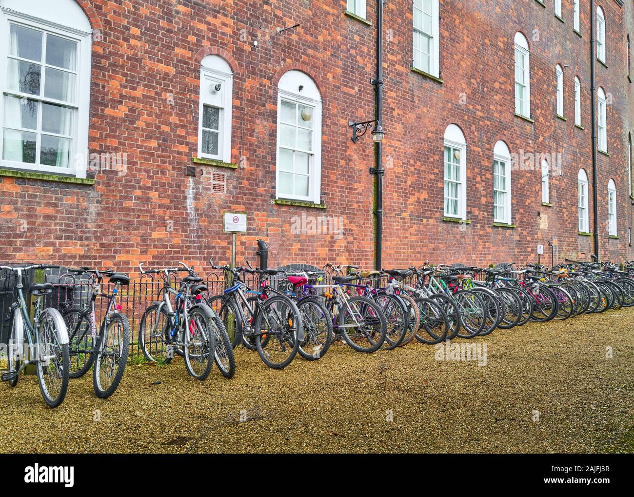 Fahrräder ordentlich am Christ College, Universität Cambridge, England. Stockfoto