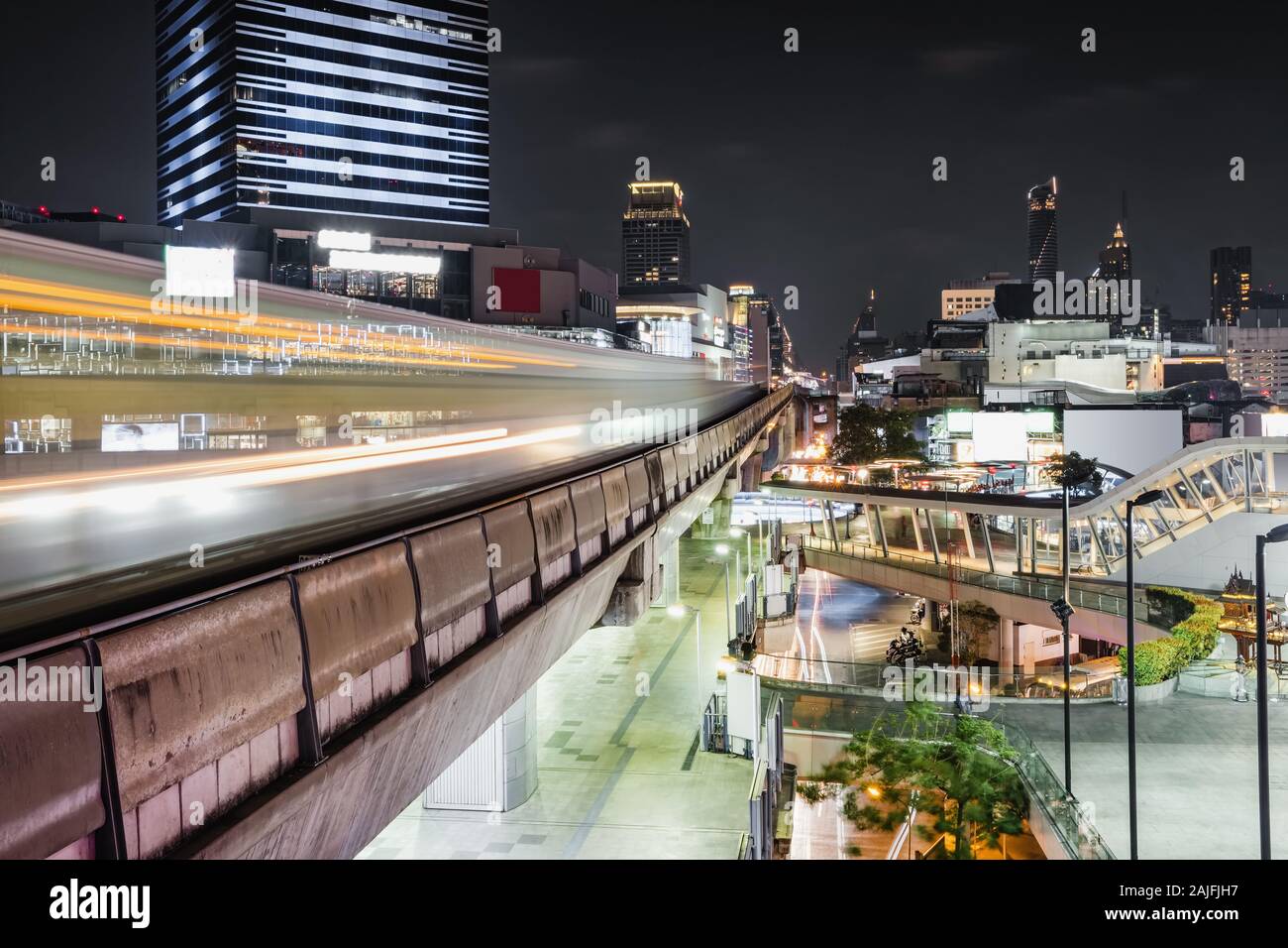 BTS Skytrain läuft im Stadtzentrum in der Nacht in Bangkok, Thailand Stockfoto