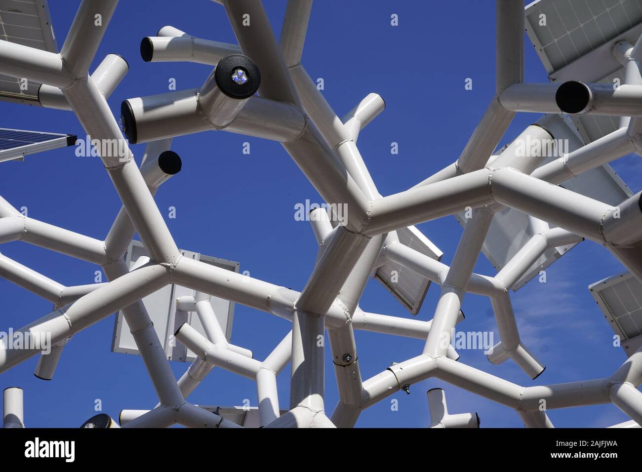 Intelligente Gebührensysteme Sonnenkollektoren Baum. Der Baum nutzt die Energie von den Solarmodulen gespeichert USB-Ladekabel Steckdosen für Smartphones und Tablets, kostenfreies WLAN zur Verfügung zu stellen Stockfoto