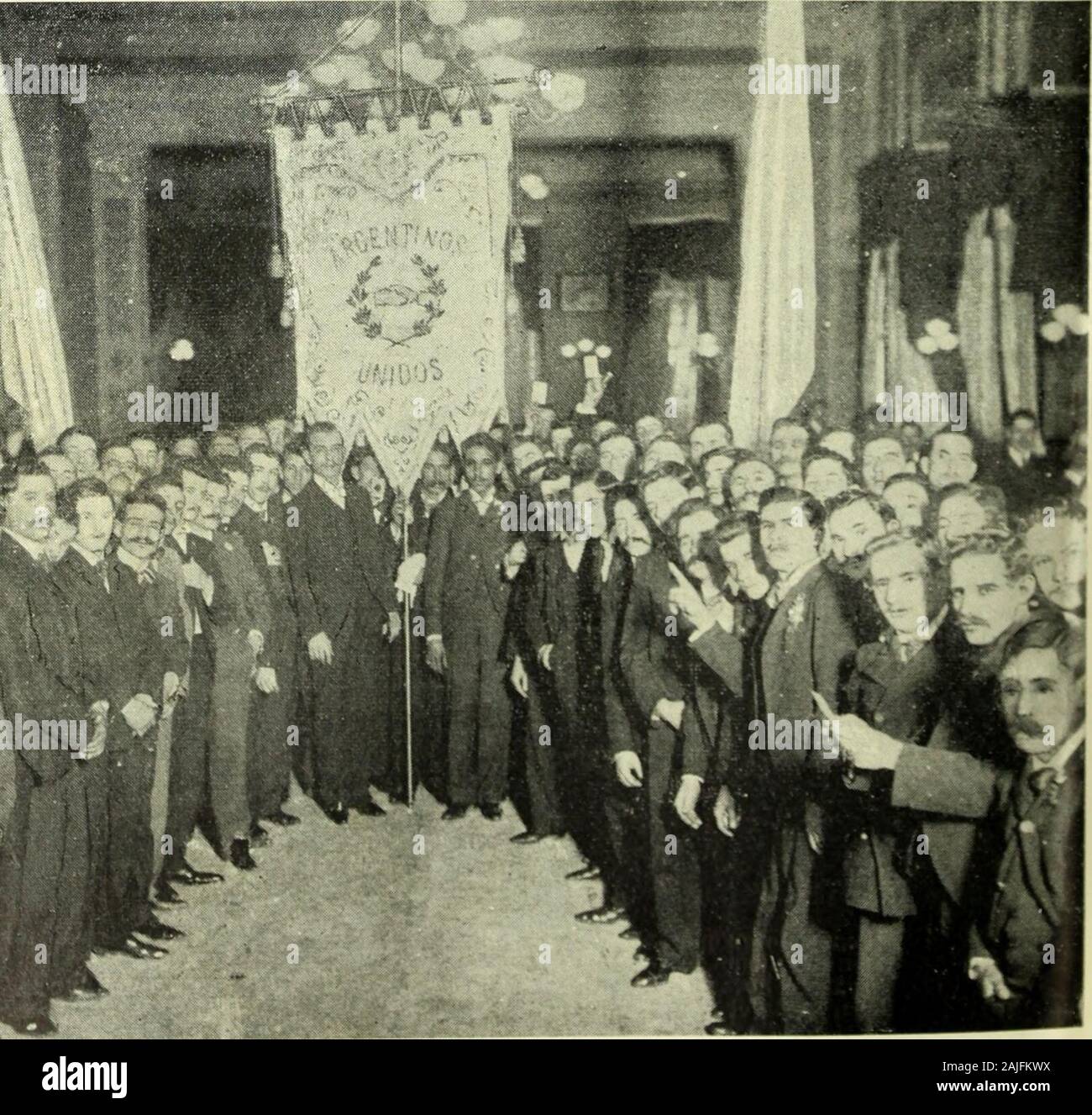 La Mujer. Creo, por que Ellos, noserán muy Buenos, es Verdad; Pero simpáticoslo Sohn, y Bien vestidos y en Día de Recepción, vistos así entre el humo de las Bombas yoídos a través de las Bandas militares, puedenpasar y Hasta resultar agradables, Al más in-transigente. ¿ Bullrich Será la causa de sudemora? Tampoco; ich un Hombre Que há em-prendido La tarea de colocar placas De lasplazas y en las Calles, tiene cierto Atractivo, ymerece cierta consideración y si se quiere, algode inclinar adulación también para su ánimoá Fin de conseguir La fijación de una nuevaplaca en alguna calle Vieja de la c Stockfoto