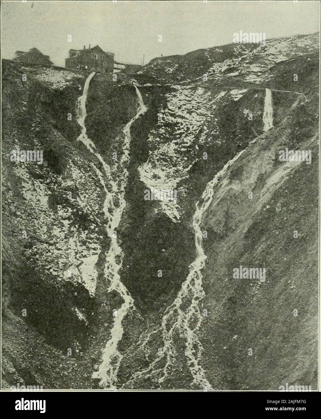 E/MJ: Engineering und Mining Journal. er Verwaltungsrat der Rateau, Battu & Smoot Co., Frankreich. An nachfolgenden Tagen interessante Sessions therewere, die Indus- trial Situation in Bezug auf PresentConditions, unter den subjectsdiscussed. Dezember, 13 und 20, Engineering 1919 und Mining Journal. 919 Bergbau Nachrichten New York, 13. und 20. Dezember 1919 Anacondas Minen und SmelledersClose die Union Pacific Railroad ergreift, um Kohle zu Mining Company - zwölf tausend Männer aus Arbeit Kohle Mangel Herkunft verursacht die AnacondaCopper Mining Co. alle itsmines und Hütten, um am 2. Zwölf Stockfoto