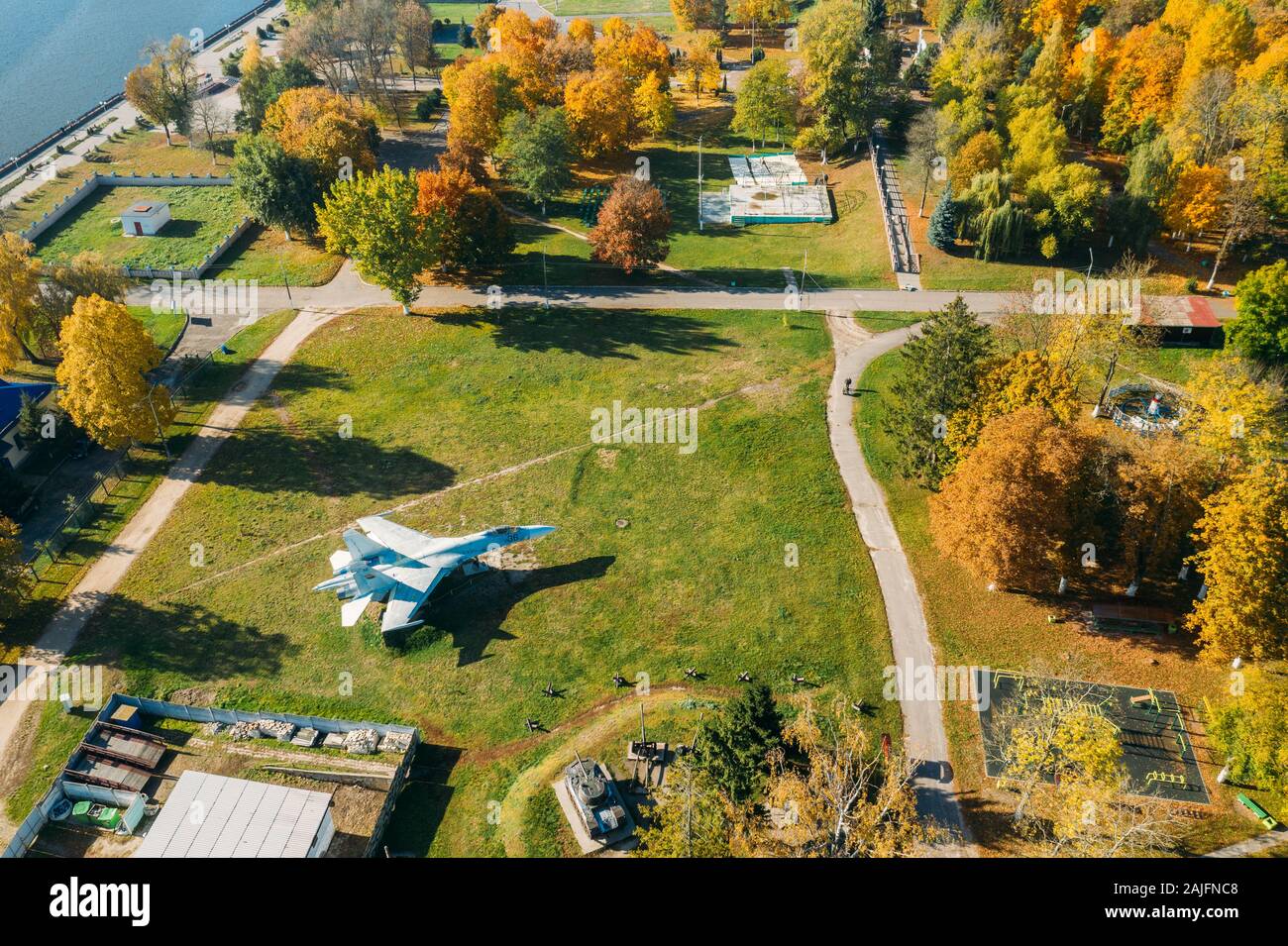 Pinsk, Region Brest in Weißrussland, in der Region Polesien. Pinsk Stadtbild Skyline im Herbst Tag. Aus der Vogelperspektive Stadtpark mit militärischen Flugzeugen und Stockfoto