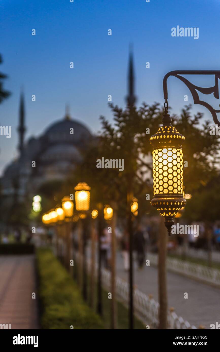 Lampen ein Gehweg in der Dämmerung in der Nähe der Blauen Moschee in Sultanahmet Park in Istanbul, Türkei Licht Stockfoto