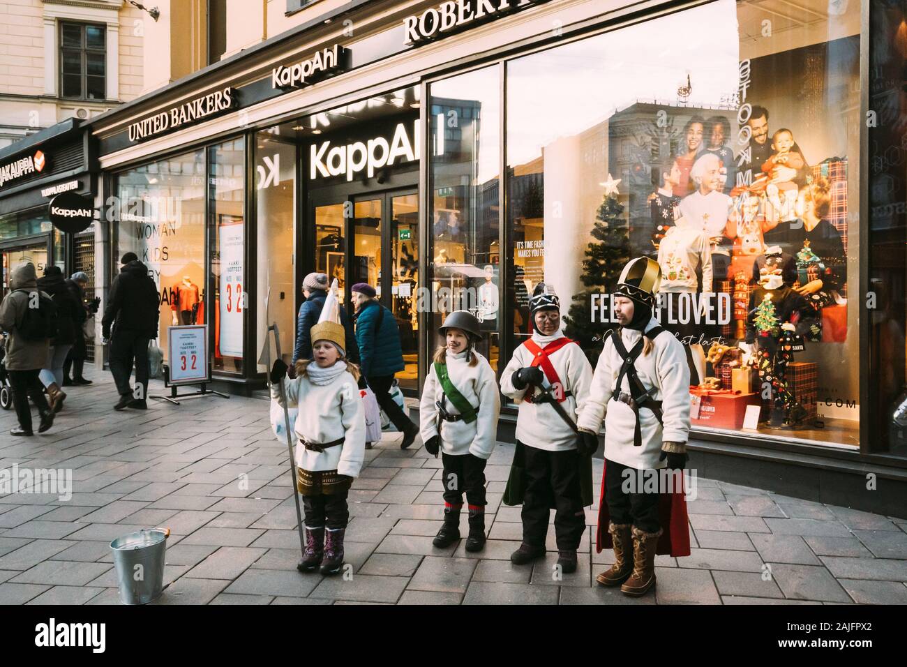 Helsinki, Finnland - 10. Dezember 2016: Sternsinger in der Nähe von Stockmann auf Aleksanterinkatu Straße. Kinder singen Lieder mit Wünschen der Hap Stockfoto