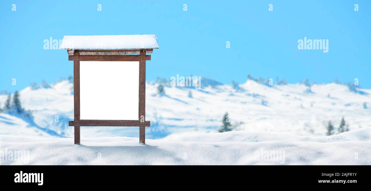 Holz- leer Anschlagtafel auf verschneiten Berg mock up. Der leere Raum für Text. Weiße Oberfläche isoliert. Mockup für Werbebanner Stockfoto