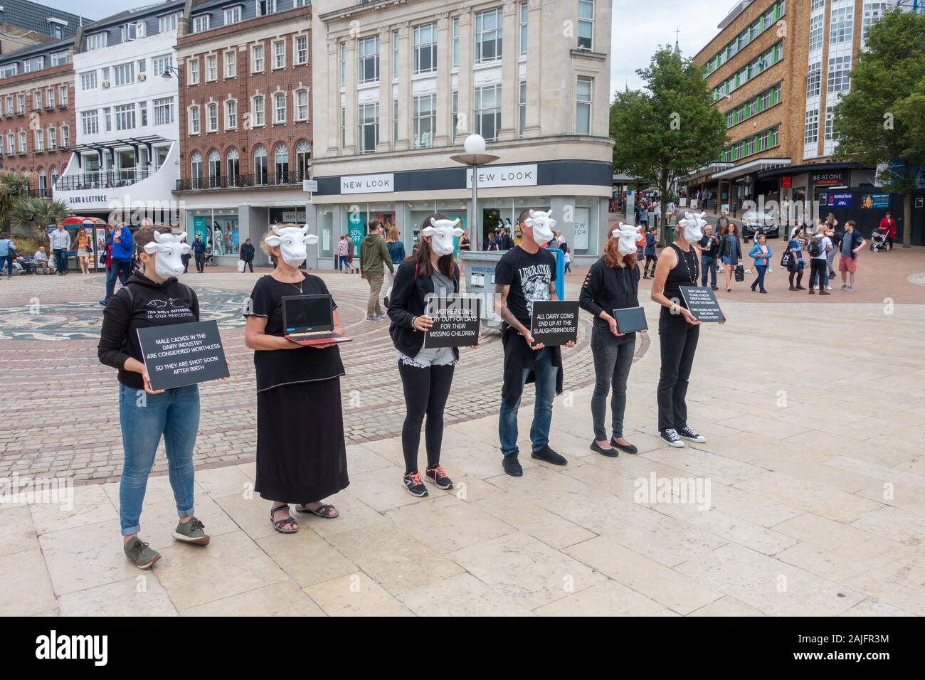 Animal Rights protesters Kalb Masken tragen und halten Schilder in Bournemouth, Großbritannien Stockfoto