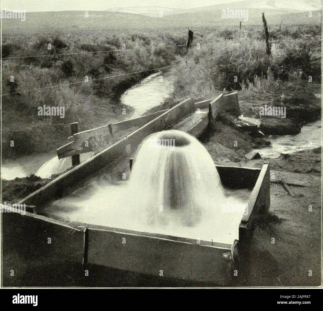 Wasserversorgung und Bewässerung Papiere des United States Geological Survey. A. FRÜHJAHR GEBILDET an der Bergspitze von einer undurchlässigen Boden.. /&Gt;, BOHRBRUNNEN. Fuller.] DIE WIEDERHERSTELLUNG VON GRUNDWASSER. 31. Beträchtliche Größe, einige von ihnen fließende 5.000.000 Gallonen oder moredaily. Die Federn von der definitiven u-Kanäle - In dieser Gruppe ist em - eine grosse Vielfalt von Quellen, einschließlich derjenigen in thesmall mehr oder weniger Prozessbohrungen in der Drift zu fließen, und die occupyinglarge Lösung Kanäle oder Kavernen in der löslichen Gesteine. Die Kanäle der Drift Federn sind in der Regel alongsome mehr hergestellt oder l Stockfoto